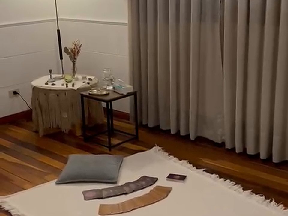 Una de las salas de terapias: alfombra, almohadones, las cartas y la lámpara de pie