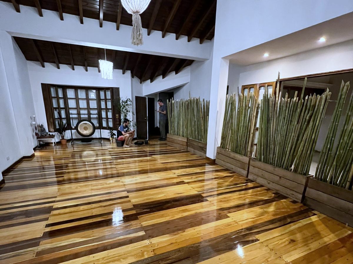 El salón de práctica, con el gong al fondo
