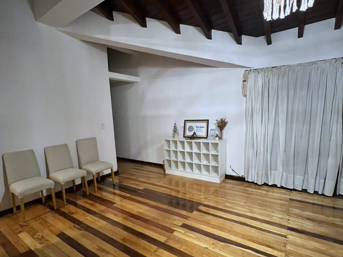 La segunda sala, con sillas y cortinas